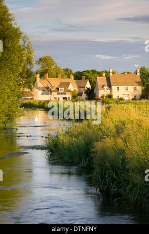 Ferienhäuser in der Nähe von River Coln am Fairford in den Cotswolds, Gloucestershire, England. Sommer (Juli) 2010. Stockfoto