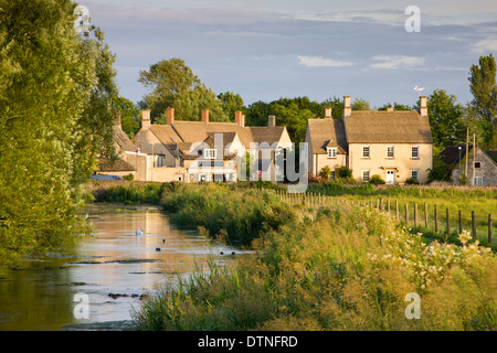 Ferienhäuser in der Nähe von River Coln am Fairford in den Cotswolds, Gloucestershire, England. Sommer (Juli) 2010. Stockfoto