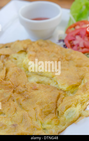 Rührei über weiße Platte, asiatischen Stil Omelette Stockfoto