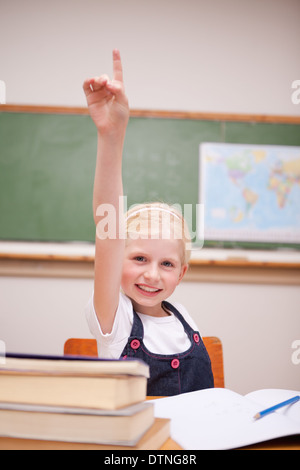 Porträt eines Mädchens, hob ihre hand Stockfoto