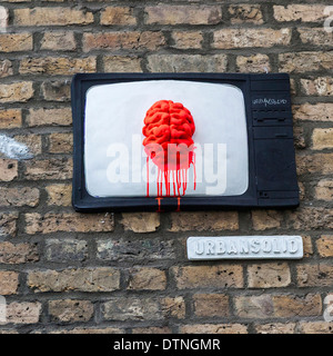 Street-Art - urbanen Sound - Blutung rote Gehirn im Fernsehen Bildschirm In Grimsby Street (an der Brick Lane) East London Stockfoto