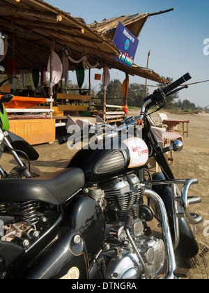 Indien, Goa, Morjim, Royal Enfield 350 Bullet Motorrad geparkt am Strand shack Stockfoto