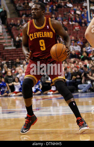 18. Februar 2014: Cleveland Cavaliers kleine forward Luol Deng (9) in Aktion während der NBA-Spiel zwischen den Cleveland Cavaliers und die Philadelphia 76ers im Wells Fargo Center in Philadelphia, Pennsylvania. Die Cavaliers gewann 114-85. Christopher Szagola/Cal-Sport-Medien Stockfoto