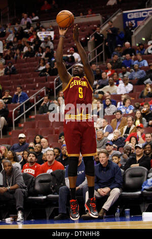 18. Februar 2014: Cleveland Cavaliers small forward Luol Deng (9) schießt den Ball während des NBA-Spiels zwischen den Cleveland Cavaliers und die Philadelphia 76ers im Wells Fargo Center in Philadelphia, Pennsylvania. Die Cavaliers gewann 114-85. Christopher Szagola/Cal-Sport-Medien Stockfoto