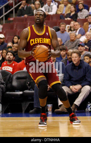 18. Februar 2014: Cleveland Cavaliers kleine forward Luol Deng (9) in Aktion während der NBA-Spiel zwischen den Cleveland Cavaliers und die Philadelphia 76ers im Wells Fargo Center in Philadelphia, Pennsylvania. Die Cavaliers gewann 114-85. Christopher Szagola/Cal-Sport-Medien Stockfoto