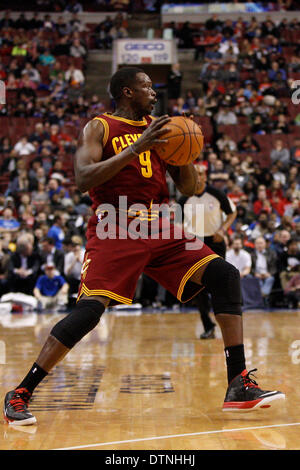 18. Februar 2014: Cleveland Cavaliers kleine forward Luol Deng (9) in Aktion während der NBA-Spiel zwischen den Cleveland Cavaliers und die Philadelphia 76ers im Wells Fargo Center in Philadelphia, Pennsylvania. Die Cavaliers gewann 114-85. Christopher Szagola/Cal-Sport-Medien Stockfoto