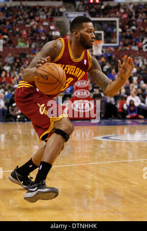18. Februar 2014: Cleveland Cavaliers kleine weiterleiten Alonzo Gee (33) in Aktion während der NBA-Spiel zwischen den Cleveland Cavaliers und die Philadelphia 76ers im Wells Fargo Center in Philadelphia, Pennsylvania. Die Cavaliers gewann 114-85. Christopher Szagola/Cal-Sport-Medien Stockfoto