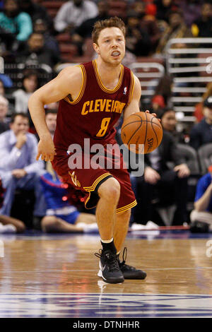 18. Februar 2014: Cleveland Cavaliers shooting guard Matthew Dellavedova (8) in Aktion während der NBA-Spiel zwischen den Cleveland Cavaliers und die Philadelphia 76ers im Wells Fargo Center in Philadelphia, Pennsylvania. Die Cavaliers gewann 114-85. Christopher Szagola/Cal-Sport-Medien Stockfoto