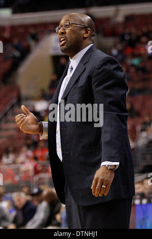 18. Februar 2014: Cleveland Cavaliers Cheftrainer Mike Brown an der Seitenlinie während des NBA-Spiels zwischen den Cleveland Cavaliers und die Philadelphia 76ers im Wells Fargo Center in Philadelphia, Pennsylvania reagiert. Die Cavaliers gewann 114-85. Christopher Szagola/Cal-Sport-Medien Stockfoto