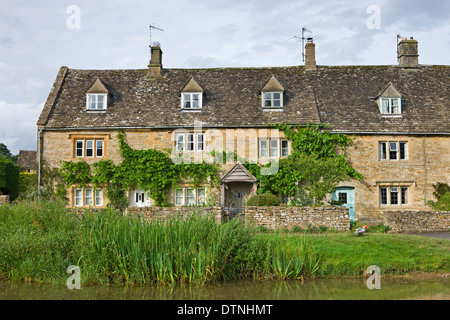 Auf dem Land neben dem Fluss Auge in den Cotswolds Dorf von Lower Slaughter, Gloucestershire, England. Stockfoto