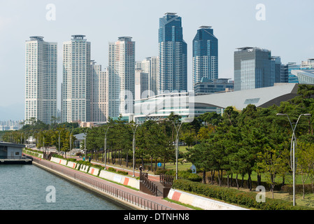 Park am Ufer des Flusses Suyoung mit Centum Stadt Wohnblöcke. Pusan, Südkorea Stockfoto