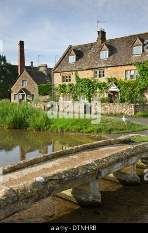 Stein-Steg, Hütten und alte Mühle am Lower Slaughter in den Cotswolds, Gloucestershire, England. Sommer (Juli) 2010. Stockfoto