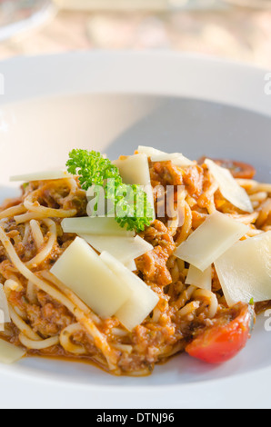 Spaghetti mit Tomatensauce und mit Käse bestreut Stockfoto