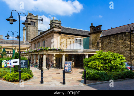 Hintere Eingang, Wintergärten, jetzt eine Wetherspoons Pub, Harrogate, North Yorkshire, England, UK Stockfoto