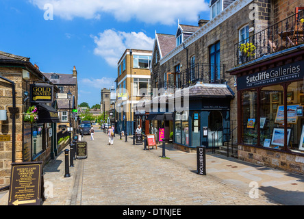 Geschäfte in Montpelier Straße in der Altstadt im Zentrum, Harrogate, North Yorkshire, England, UK Stockfoto