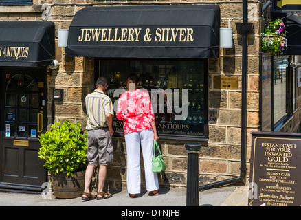 Paar auf der Suche im Fenster ein Juweliergeschäft in Montpelier Straße in der Altstadt im Zentrum, Harrogate, North Yorkshire, England, UK Stockfoto