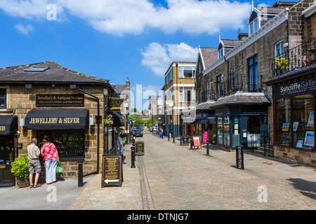 Geschäfte in Montpelier Straße in der Altstadt im Zentrum, Harrogate, North Yorkshire, England, UK Stockfoto