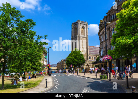 Cambridge Street im Zentrum Stadt mit Blick auf St. Peter Kirche, Harrogate, North Yorkshire, England, UK Stockfoto