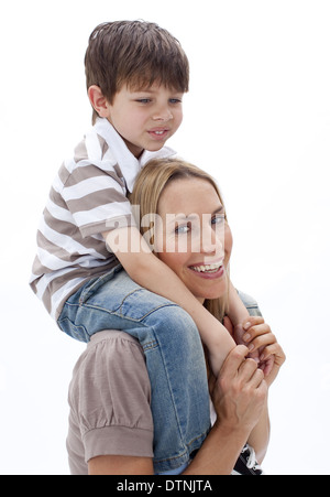 Nahaufnahme von Mutter und Sohn Huckepack Fahrt Stockfoto