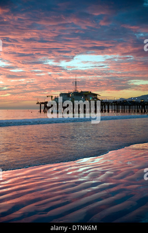 Der Santa Monica Pier bei Sonnenuntergang Stockfoto