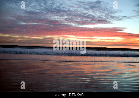 Bunten Sonnenuntergang Himmel über Pazifischer Ozean Stockfoto