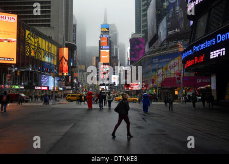 New York, USA. 21. Februar 2014. Eine Frau kommt im Nebel am Times Square in New York City, USA, 21. Februar 2014. Ein Dichter Nebel bedeckt New York City bis Freitag Nachmittag, verursachen einige Abfahrt Verzögerungen an den Flughäfen und in der Nähe der Stadt. © Wang Lei/Xinhua/Alamy Live-Nachrichten Stockfoto