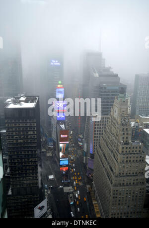 New York, USA. 21. Februar 2014. Gebäude sind im Nebel am Times Square in New York City, USA, 21. Februar 2014 gesehen. Ein Dichter Nebel bedeckt New York City bis Freitag Nachmittag, verursachen einige Abfahrt Verzögerungen an den Flughäfen und in der Nähe der Stadt. © Wang Lei/Xinhua/Alamy Live-Nachrichten Stockfoto