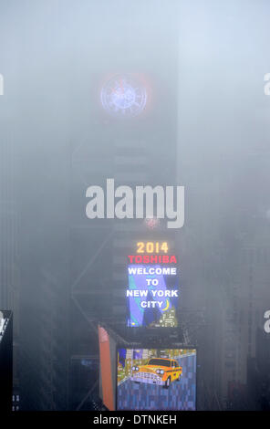 New York, USA. 21. Februar 2014. Gebäude sind im Nebel am Times Square in New York City, USA, 21. Februar 2014 gesehen. Ein Dichter Nebel bedeckt New York City bis Freitag Nachmittag, verursachen einige Abfahrt Verzögerungen an den Flughäfen und in der Nähe der Stadt. © Wang Lei/Xinhua/Alamy Live-Nachrichten Stockfoto