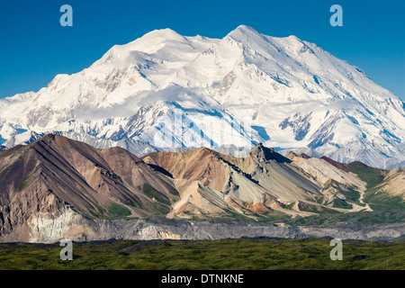 North & South Gipfel des Denali (ehemals Mt. McKinley) von der Straße in der Nähe von Eielson Visitor Center angesehen. Denali National Park, Alaska. Stockfoto