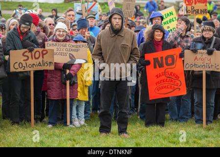 Anti-Öl-Pipeline Zeichen und Demonstranten am Rallye-Victoria, British Columbia, Kanada. Stockfoto