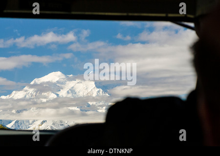 Denali (ehemals Mt. McKinley) gesehen durch das vordere Fenster eines Park Shuttle Bus da es Kämme steinigen Pass im Denali National Park, Alaska, USA. Stockfoto