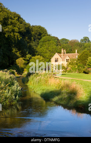 Malerischen Bauernhof neben dem Fluss Auge in die Cotswolds Dorf des oberen Schlachtung, Gloucestershire, England. Stockfoto