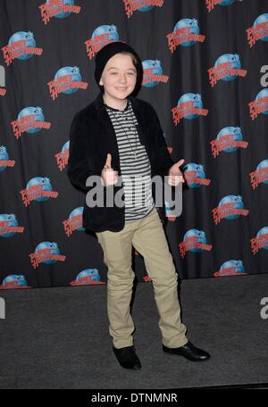 New York, NY, USA. 21. Februar 2014. Benjamin Stockham bei einem öffentlichen Auftritt für Benjamin Stockham fördert die NBC Serie ABOUT A BOY, Planet Hollywood Times Square, New York, NY 21. Februar 2014. Bildnachweis: Derek Sturm/Everett Collection/Alamy Live-Nachrichten Stockfoto