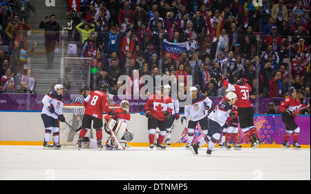 Sotschi, Russland. 21. Februar 2014. Kanada feiert die Zeit abläuft. Kanada gewinnt mit einem Score von 1: 0 über die USA. Sie werden Schweden die Goldmedaille runden Gesicht. Dritte Periode, Olympische Eishockey Halbfinale USA gegen Kanada am Bolshoi Ice Dome, Adler/Sotschi, Russland Credit: Action Plus Sport/Alamy Live News Stockfoto