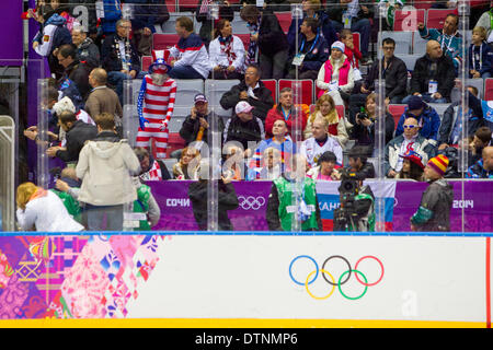 Sotschi, Russland. 21. Februar 2014. Morphsuit Mann schlägt vor dem Spiel. Erste Periode, Olympische Eishockey Halbfinale USA gegen Kanada am Bolshoi Ice Dome, Adler/Sotschi, Russland Credit: Action Plus Sport/Alamy Live News Stockfoto