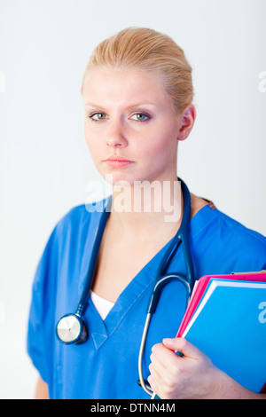 Junge Ärztin hält einen Ordner Stockfoto