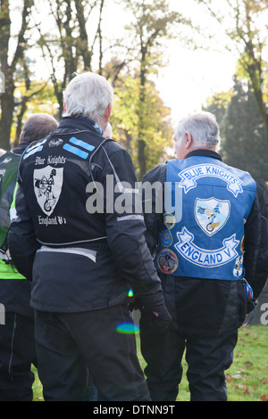 Blue Knights Law Enforcement Motorcycle Club Mitglieder besuchen die Widmung Service für ermordeten PC James Gordon. Stockfoto