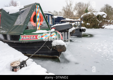 Kanalboote zusammen im eisigen Wasser festgemacht. Kennet und Avon Kanal, Aldermaston, Berkshire, England, GB, UK. Stockfoto