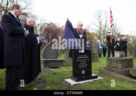 Geraldine Winner enthüllt den neuen Grabstein markiert das Grab des PC James Gordon, der diensthabenden vor 120 Jahren ermordet wurde. Stockfoto