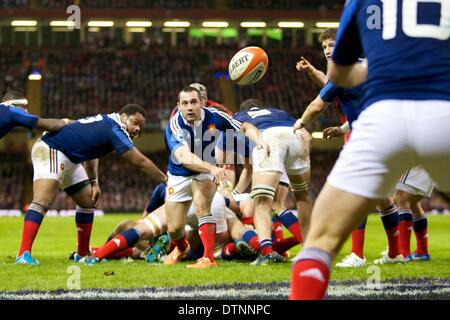 Cardiff, Wales. 21. Februar 2014. Frankreich Scrumhälfte Jean-Marc Doussain (Toulouse) spielt den Ball aus dem Gedränge während des sechs-Nationen-Spiels zwischen Wales und Frankreich aus dem Millennium Stadium. Bildnachweis: Aktion Plus Sport/Alamy Live-Nachrichten Stockfoto