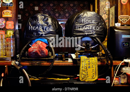 zwei Fässer traditionelle britische Ale hinter der Bar das Loch in der Wand Pub Southsea England uk Stockfoto