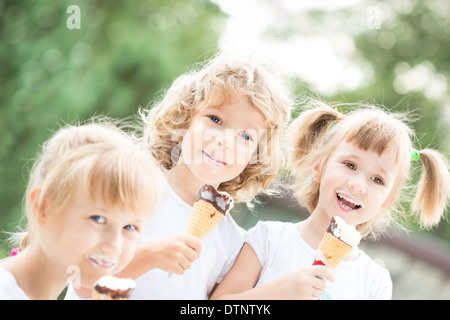 Kinder essen Eis Stockfoto