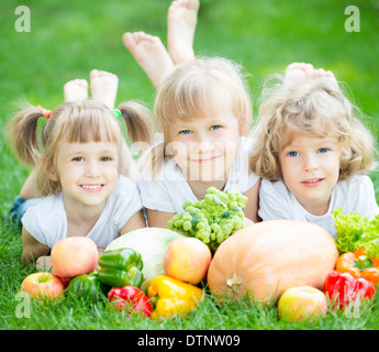 Kinder mit Picknick Stockfoto