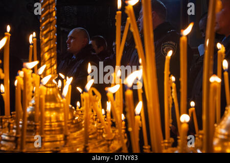 Kiew, Ukraine – 21. Februar 2014: Polizei aus Lemberg schwor Treue an das ukrainische Volk kam in Kiew, Ukraine, beizutreten und Euromajdan, Aktivisten und Demonstranten zu schützen. (Foto von Mikhail Palinchak Jr./Pacific Press/Alamy Live-Nachrichten) Stockfoto