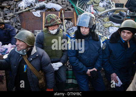 Kiew, Ukraine – 21. Februar 2014: Polizei aus Lemberg schwor Treue an das ukrainische Volk kam in Kiew, Ukraine, beizutreten und Euromajdan, Aktivisten und Demonstranten zu schützen. (Foto von Mikhail Palinchak Jr./Pacific Press/Alamy Live-Nachrichten) Stockfoto