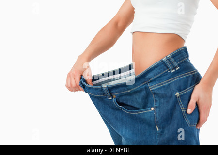 Fit Woman zu große Hosen Stockfoto