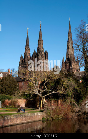 Kathedrale von Lichfield gesehen über den Münster-Pool, Staffordshire, UK Stockfoto