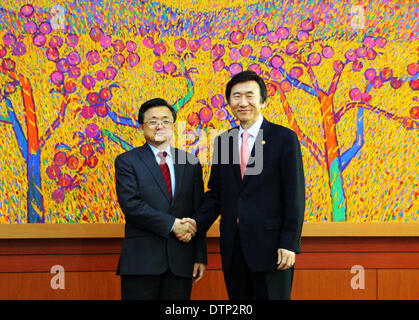 Seoul, Südkorea. 22. Februar 2014. Chinesischer Vize-Außenminister Liu Zhenmin(L) schüttelt Hände mit Südkoreas Außenminister Yun Byung-Se in Seoul, Südkorea, 22. Februar 2014. © Peng Qian/Xinhua/Alamy Live-Nachrichten Stockfoto