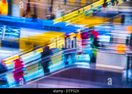 Reisende auf der Rolltreppe Stockfoto