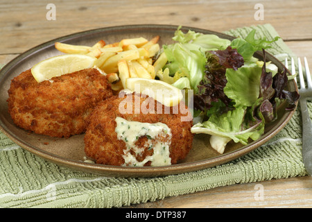 Panierte Kabeljau Fischfrikadellen mit Petersiliensalat Soße und Pommes frites Stockfoto